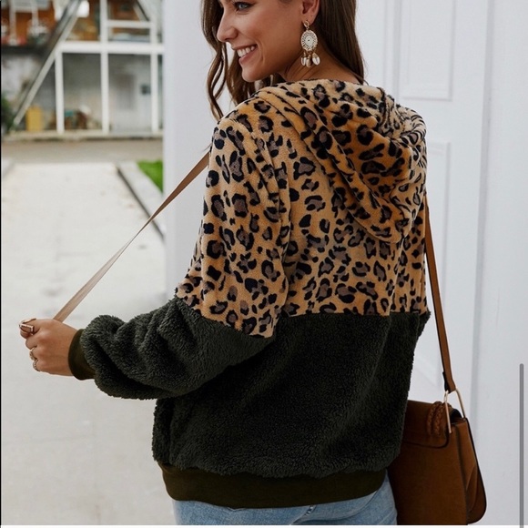 New! Clearance 🔥 Dark Green Leopard Sherpa Hoodie with pockets - Picture 5 of 6
